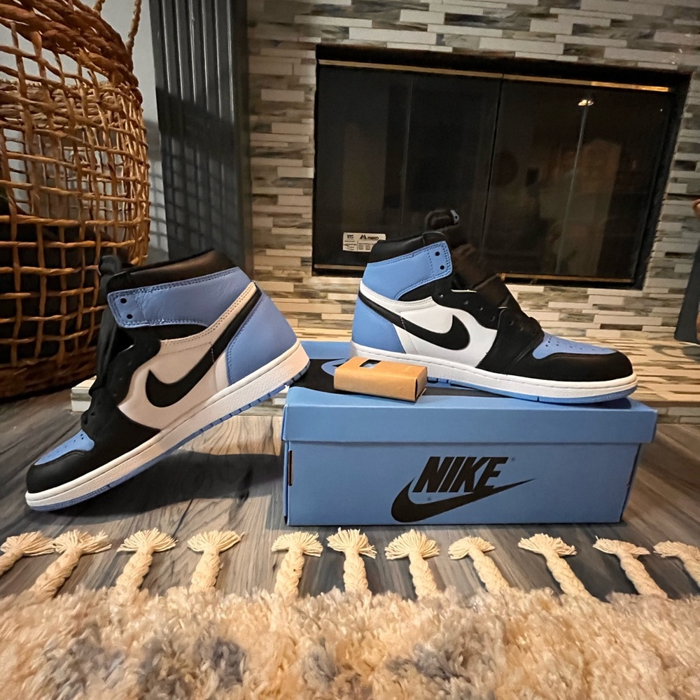 Air Jordan 1 Retro High OG 'UNC Toe